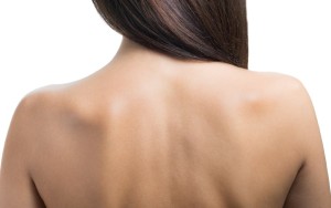 Além da hidratação externa, deve-se também hidratar o corpo de dentro para fora com o consumo abundante de água ao longo do dia