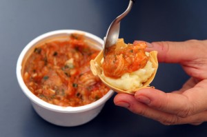 Purê de batata preparado com creme de leite e coberto com camarão médio refogado no azeite é uma das opções. Foto: Alexsander Ferraz