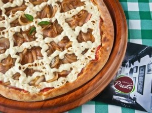 A pizza leva peito de peru, cebola caramelizada na cerveja preta e cream cheese