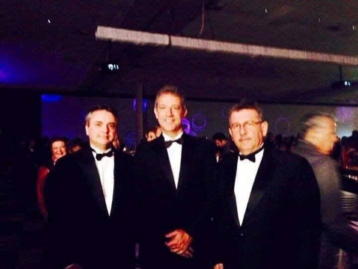 Cheers! Arthur Chioro, ministro da Saúde (centro), Marcos Calvo, secretário municipal de Saúde de Santos, e o diretor do Departamento Regional de Saúde da Baixada Santista, Cezar Kabbach (direita) prestigiaram o Baile de Aniversário de Santos.