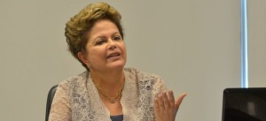 A presidenta Dilma Rousseff visita hoje as áreas afetadas pelo tornado que atingiu Santa Catarina. Acompanhada do ministro da Integração Nacional, Gilberto Occhi, ela deve anunciar ações do governo federal de auxílio à recuperação da região.
