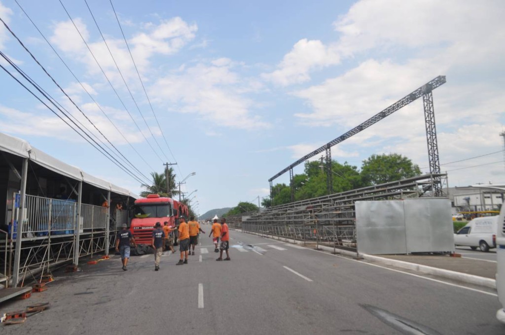 Trânsito sofre alteração em virtude dos desfiles das escolas de samba