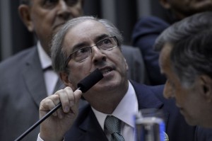 Os ativistas gritaram "fora, Cunha" e o acusaram de homofobia.