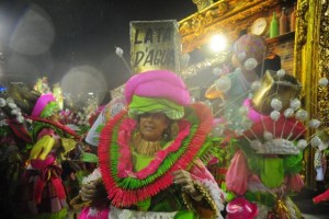Mangueira é a segunda a desfilar Unidos do Viradouro desfila no primeiro dia do Grupo Especial das Escolas de Samba do Carnaval 2015