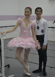 Berlim Jade Sayuri, de 15 anos e Yago Guerra, de 14, são os dois bailarinos do Balé Jovem de São Vicente que representarão a cidade e o país no Tanzolymp, um dos mais importantes festivais de dança da Europa, que acontece em Berlim, na Alemanha. Eles embarcam neste domingo (15). O Balé Jovem de SV, em 2012, trouxe para a cidade o troféu de 1º lugar! Que venha o segundo troféu, parabéns!