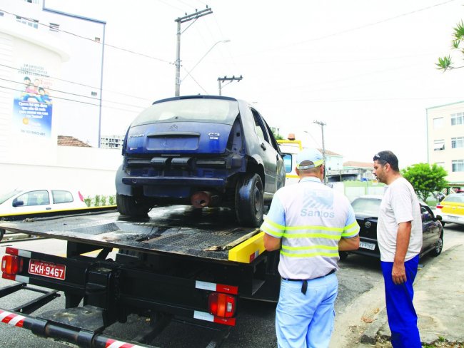 Mais de 600 carros abandonados já foram retirados das ruas de Santos