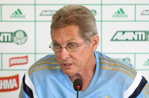 Oswaldo de Oliveira dividiu elenco com o objetivo de concentrar titulares para a partida decisiva do Paulistão