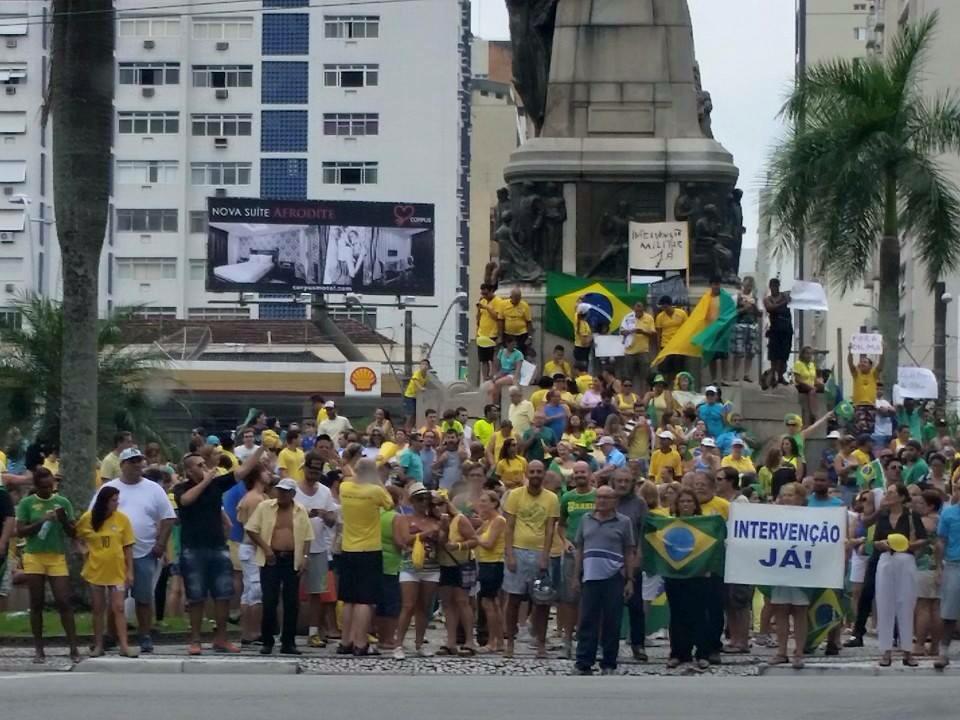 Milhares de pessoas protestaram no bairro do Gonzaga, em Santos