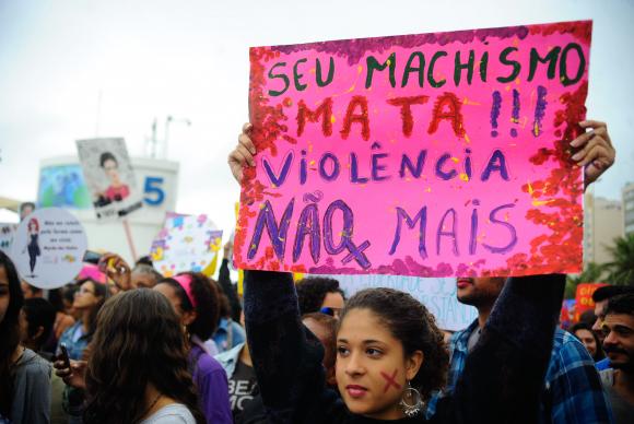 Aprovação do feminicídio é avanço na luta das mulheres, dizem especialistas