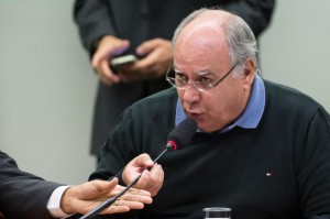 O ex-diretor da Petrobras presta depoimento na CPI da Petrobras, mas limita-se a dizer frases como 'nada a declarar' e 'vou ficar calado'