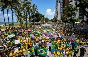 O protesto, que durou das 9h às 12h30, reuniu cerca de 5.000 pessoas em Recife