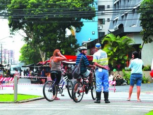 Cerca de duas a três blitze por semana são realizadas pela CET, com o apoio da Guarda Municipal e Polícia Militar, em pontos críticos próximos às ciclovias. (Foto: Susan Hortas/PMS)