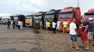 Em razão do bloqueio, os caminhoneiros tem que pagar o pedágio e só depois são informados sobre a proibição de descer ao litoral, caso pretendam ir para o Porto de Santos.
