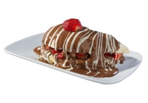 Croassant de chocolates branco e preto com morangos 