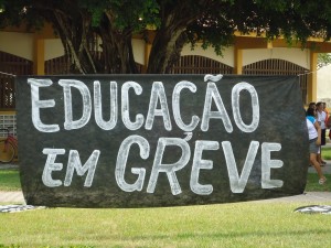 Professores lutam por maior apoio do governo na educação e melhor estrutura de trabalho