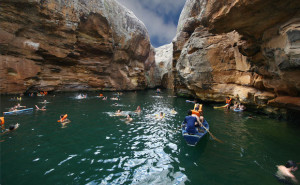 ago cristalino e paredes rochosas atraem turistas focados em ecoturismo e aventura