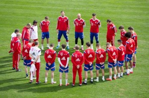 Antes do treino, equipe bávara fez um minuto de silêncio em respeito as mortes causadas pelo acidente aéreo  