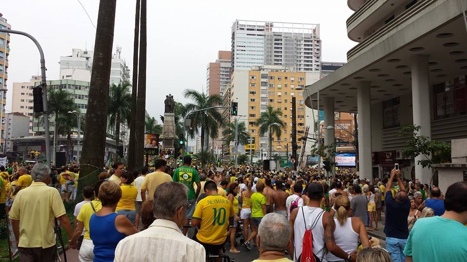 Protesto contra o governo Dilma ocorre na Baixada Santista
