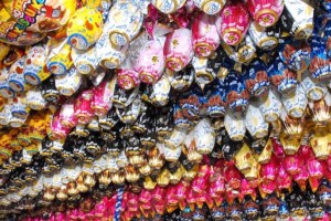 Foto: Divulgação As embalagens devem estar em boas condições de armazenamento, longe de produtos de limpeza ou de odor forte e de qualquer fonte de calor.