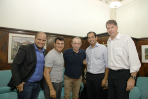 Foto: Raimundo Rosa Popó (segundo da esq para a dir) em reunião que selou seu retorno aos ringues. A luta está marcada para 18 de julho, em Santos, (Foto: Raimundo Rosa)
