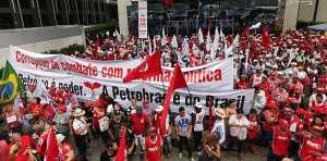 Protesto de sindicalistas na sede da Petrobras em São Paulo