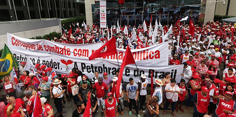 Atos criticam governo, mas defendem Dilma e rebatem impeachment