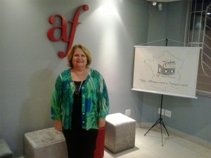 A diretora da Aliança Francesa, Maria de Lourdes Beco, e o presidente do Conselho, Claudio Loureiro, comemoram os 70 anos da conceituada escola de francês de Santos.Para comemorar presentearam o público e convidados com a apresentação da Orquestra Sinfônica Municipal de Santos, na última quinta (30), no Teatro Coliseu. Joyeux Anniversaiere!