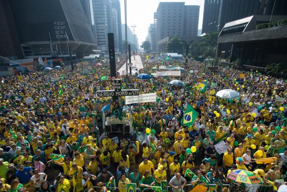 Avenida Paulista é fechada em ato contra o governo