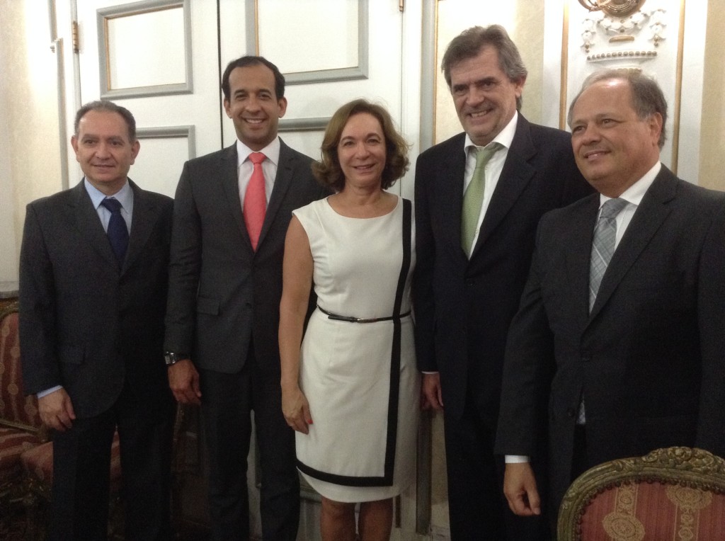 Investimento José Eduardo Bechara – presidente Ecoporto, o prefeito de Santos Paulo Alexandre Barbosa, a presidente da Fundação Pinacoteca Benedicto Calixto, Silvia Teixeira Penteado e Marcelino Rafart de Seras, presidente do Grupo Ecorodovias, estiveram presentes na solenidade de assinatura do patrocínio do Grupo Ecorodovias com a Pinacoteca Benedicto Calixto