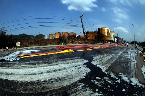 Retirada de resíduos líquidos do local do incêndio levará dias