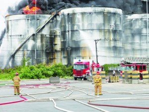 O incêndio em Santos causou diretamente um problema para o transporte de cargas no Estado. Caminhões foram vetados na margem direita do acesso ao porto