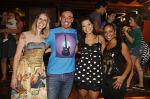 O Tremendão está inaugurando seu espaço de artes, o Galpão Tremendão. Na terça (28), foi aberta a Mostra de Fotografia Olhares sob a organização de Simone Anjos (foto à esquerda). O espaço é do empresário Ivo Moreira e a coordenação de marketing é de Pamela Florentino, além de Maristela Sid, colaboradora na área de dança e teatro.