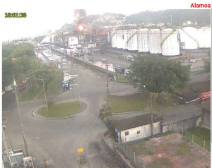 Imagens recentes retiradas de uma câmera próxima ao local mostram a retomada das labaredas.