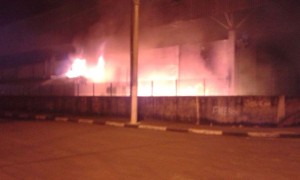 Incêndio atinge estacionamento do Centro de Convenções de São Vicente