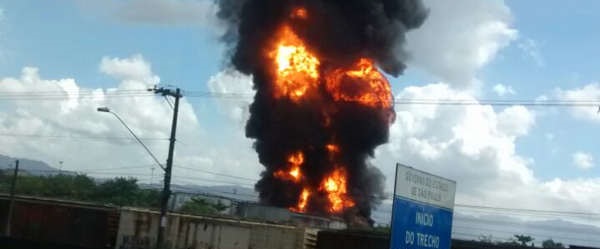 Tanque de combustível explode e causa incêndio em depósito de Santos