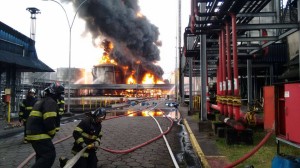 No momento, três tanques ainda queimam, o que demandará mais tempo para o fim dos trabalhos dos bombeiros e equipes de apoio no terminal da Ultracargo.