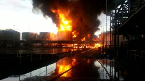 Em razão do incêndio na Alemoa que ainda permanece, o acesso de caminhões ao porto de Santos terá alterações a partir das primeiras horas desta segunda  (6)