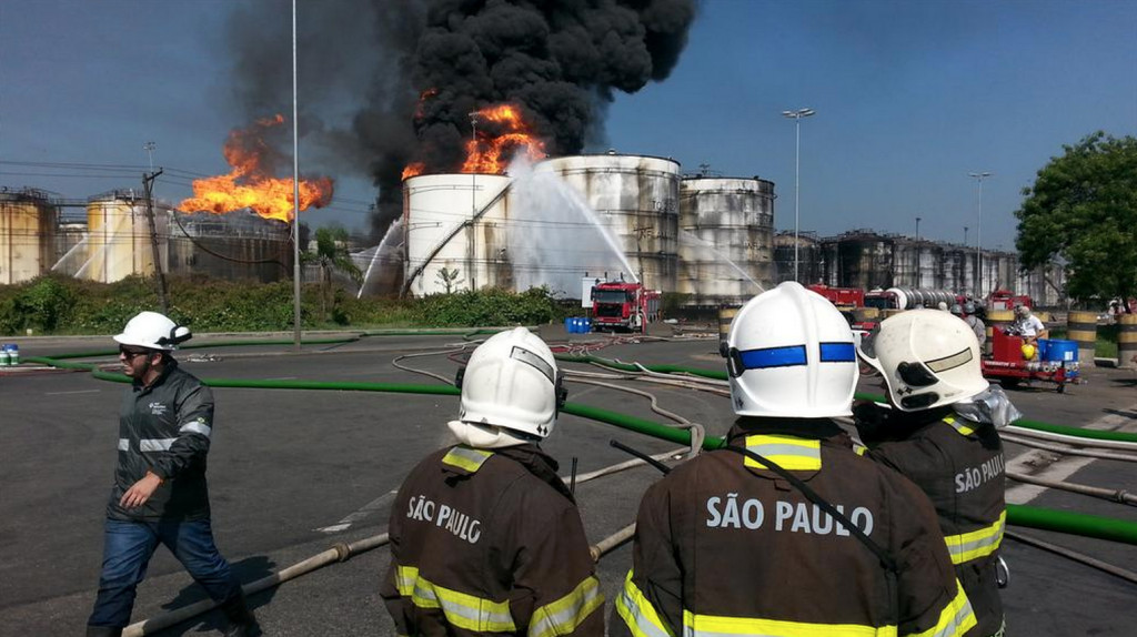 Bombeiros entram no 3º dia de combate a incêndio na Alemoa