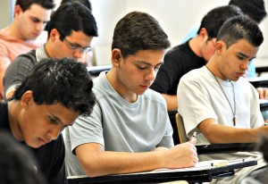 O vestibular, considerado o maior do Brasil, seleciona os estudantes que ingressarão na USP (Universidade de São Paulo) e Santa Casa
