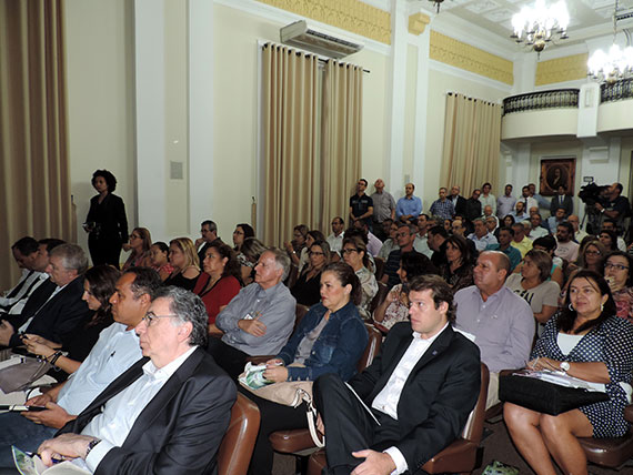 Prefeitura quer incentivar presença de empresas santistas