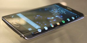 Foto: Divulgação O modelo S6 ganhou um novo design, deixando para trás o visual de "band-aid" do S5, que virou piada na internet