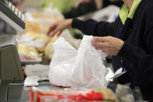 Para evitar abusos, o Procon e a APAs estabeleceu que, num prazo de dois meses (de 11 de maio a 10 de julho), os mercados deverão fornecer até duas sacolinhas gratuitamente independente do valor da compra