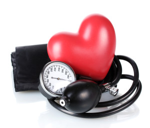 Os índices numéricos aceitáveis para a pressão arterial ser considerada normal é de 12 x 8. Abaixo de 14 x 9 é aceitável. Se existe a presença de diabetes ou doença renal esse nível é mais baixo. Acima de 70 anos, pode-se aceitar números de até 15 x 8