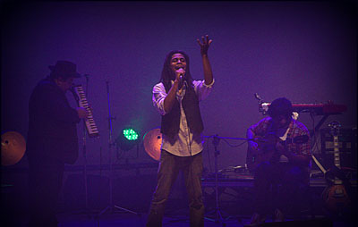 Wylmar Santos Um dos nomes mais conhecidos do cenário musical da Baixada Santista faz apresentação no sábado (11), às 19 horas, na Concha Acústica (Canal 3), com as canções de seu CD Do Baile ao Jardim, lançado em 2014. São músicas timbradas e melodiosas em meio ao samba, jazz, rock, funk, valsa e amor. No palco, Wylmar estará acompanhado de Guilherme Meduza (guitarra acústica e violão), e Caio Noronha (teclado). Os músicos Danilo Nunes e Plocki farão participação especial. Vale prestigiar!