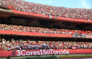 Foto: Divulgação Desde a semana passada a torcida são-paulina já mostrava que lotaria o Morumbi. No sábado (2), todos os ingressos de arquibancada já haviam sido vendidos. Na segunda (4), os ingressos para outros setores do estádio também estavam esgotados