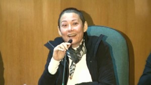 A doleira Nelma Kodama, em depoimento à CPI da Petrobras nesta terça-feira (12), cantou, elogiou o juiz Sergio Moro, pediu o fim da corrupção e disse estar disposta a fazer um acordo de delação premiada