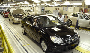 A GM não é a única a fazer ajustes. No dia 18, a Mercedes Benz informou que demitirá 500 funcionários no ABC. Em maio, a Ford abriu um programa de demissão voluntária e congelou salários até 2016