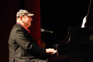 Abertura A abertura do Santos Jazz Festival, na última quinta (18), lotou o Teatro Coliseu! A banda santista Quizumba Latina contou com participação de Didi Gomes e Conrado Pouza. Fechando a noite de abertura, show do patrono João Donato