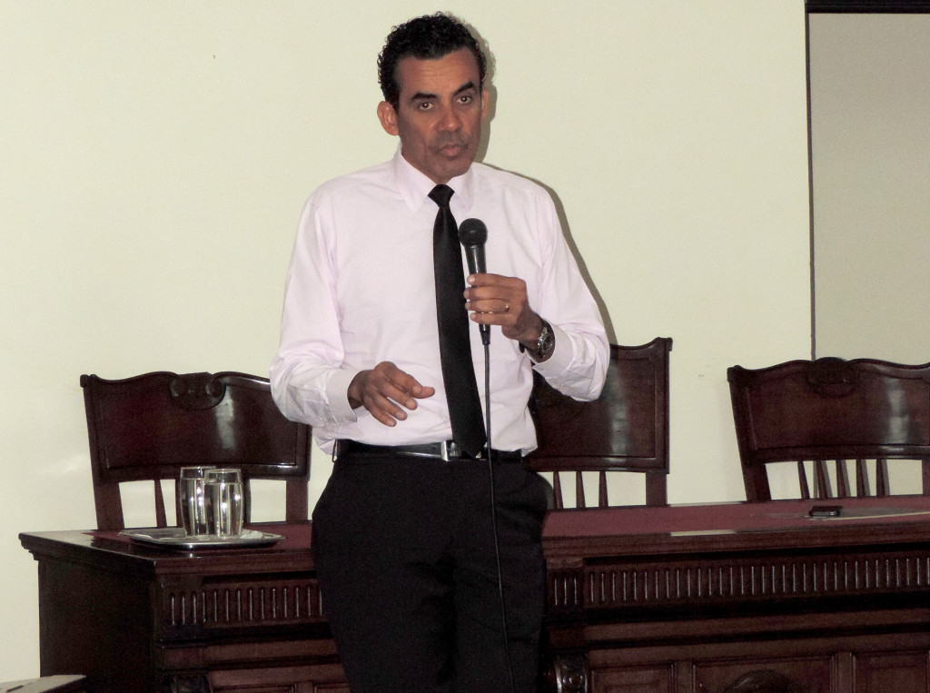 Mobilidade Nelson Gonçalves de Lima Júnior, secretário municipal de Desenvolvimento Urbano e presidente do Conselho Municipal de Desenvolvimento Urbano (CMDU) de Santos, em reunião na última quarta(24), para apresentação do Plano de Mobilidade Urbana.Um dos objetivos  é a implantação da mobilidade sustentável. Que assim seja!