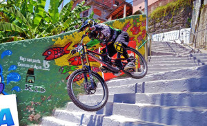 Mais de 100 atletas, de diferentes níveis técnicos, descerão uma trilha natural em cima de suas bikes buscando o menor tempo possível. A pista é composta de barro e considerada, por pilotos do Brasil e estrangeiros, como uma das mais técnicas do País